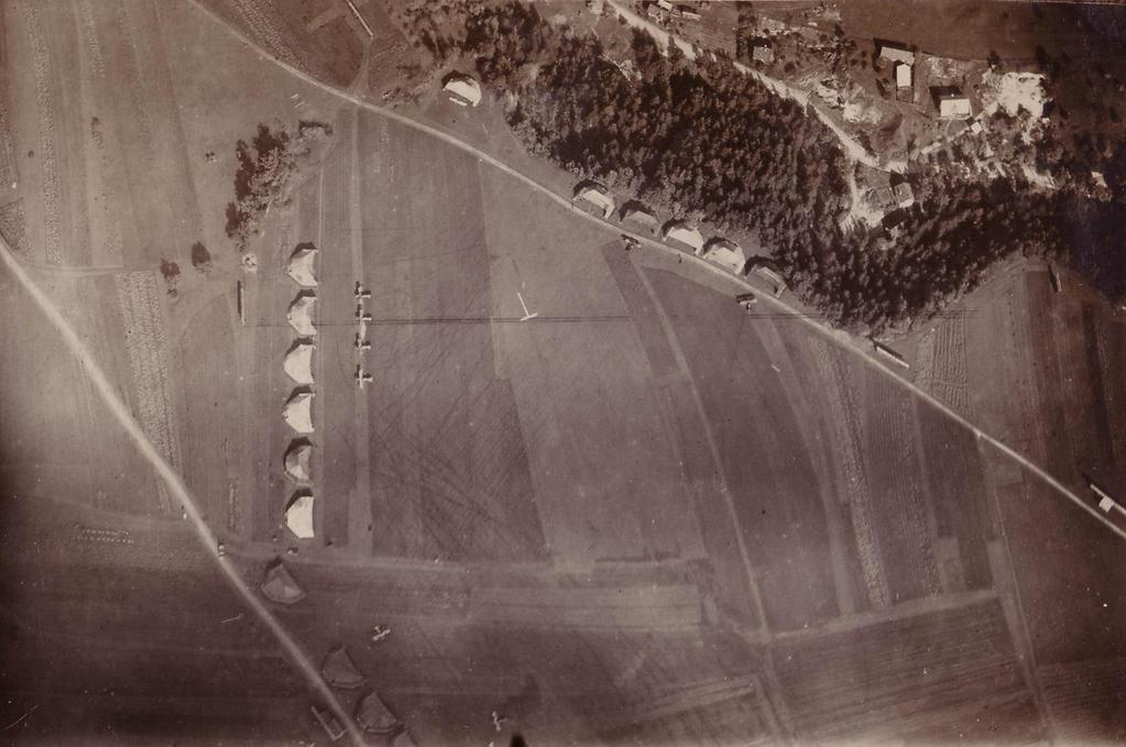 Auf dem Luftfoto der Landebahn von Jarsche sieht man zwölf Zelte, die Flugzeuge der Jasta 1 und Jasta 31, sowie die