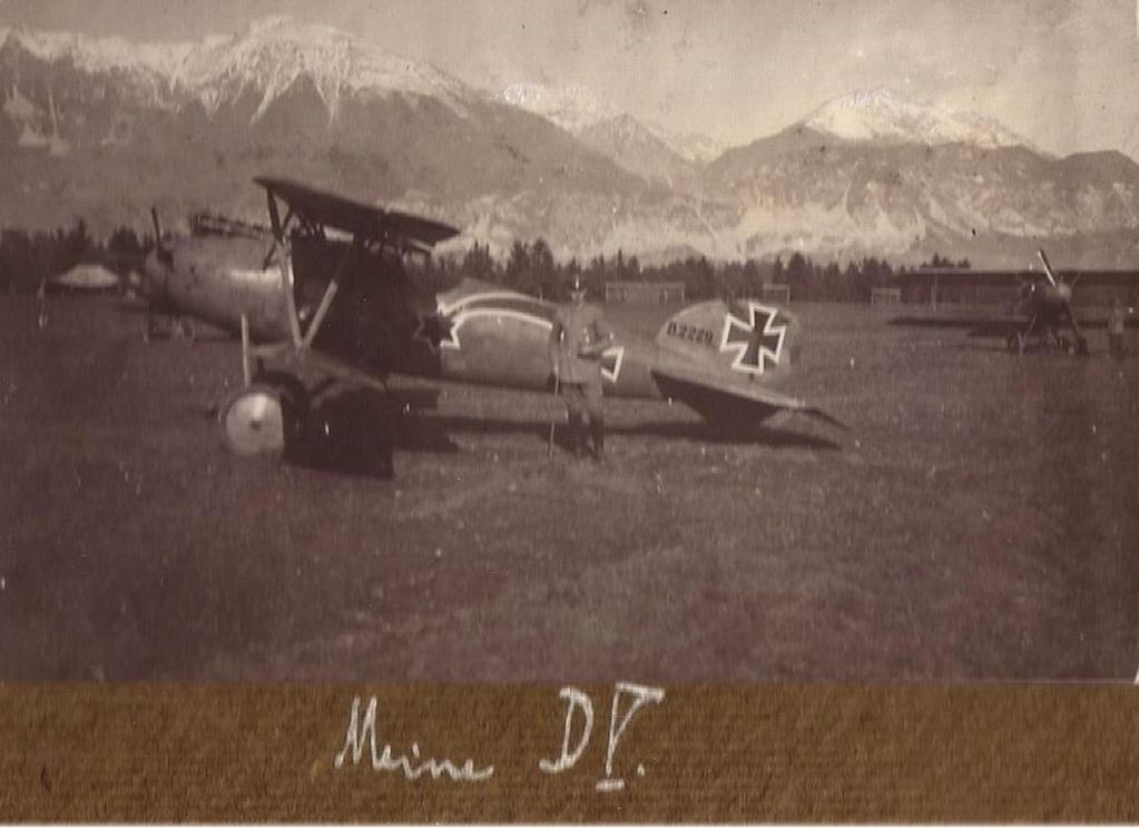Noch ein Foto von Leutnant Dittmann mit Albatros D V D.2229/17, im Hintergrund gut sichtbar Stol und Begunstica. Fremdfoto: Albatros-Wartung von D III in einem der Zelte an der Landebahn in Jarsche.