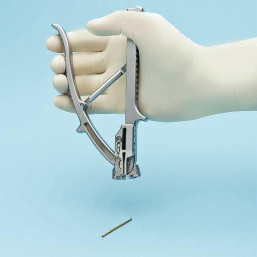 Wenn die Griffe losgelassen werden, fällt der überstehende Stift aus der Spannbox. Schritte 6 bis 8 für die verbleibenden Implantate wiederholen.