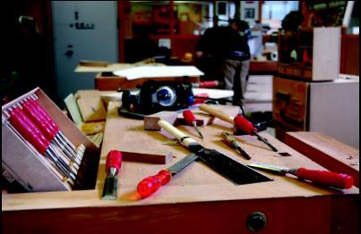 Martin Zenker ist Inhaber einer Möbelmanufaktur. Er produziert ausschließlich eine Art von Holzschrank. Pro Tag kann er einen Schrank herstellen.