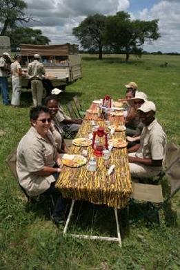 und Aktivitäten in Livingsonte/Victoriafalls), Getränke (alkoholische und antialkoh olische sowie Mineralwasser), Versicherung (Stornierung, Krankenkasse, Gepäck, Evakuierung im Notfall), Schlafsack