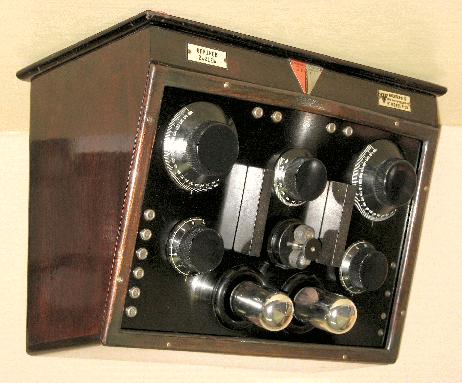 Einen solchen stellte Günther alsbald mit dem Typ E 31 vor. Doch von wegen einfach : Es war ein Einröhren-Zweikreis-Reflexempfänger mit Kristalldetektor-Demodulation.