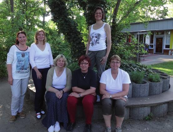 von links nach rechts: Kathrin Bechert, Dagmar Kahdemann, Hanne Eckstein, Christine Schmidt, Michaela Herzig (stehend), Gudrun Kliche. Das Team des Kindergartens St.
