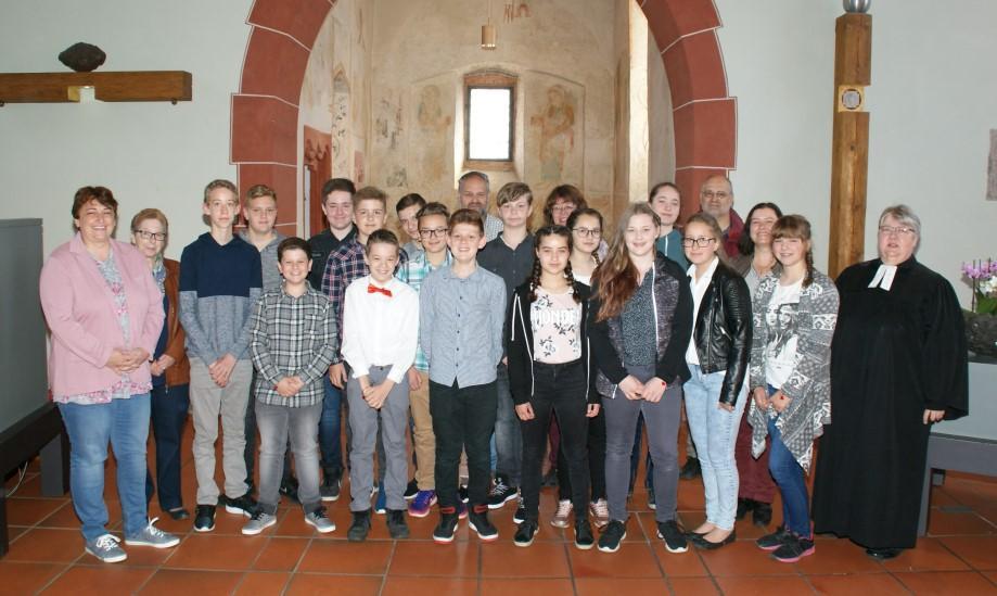 Unsere neuen Konfirmanden Am 14. Mai haben sich in der Vincentius-Kirche in Linx 16 Jugendliche vorgestellt, die sich 2018 konfirmieren lassen wollen.