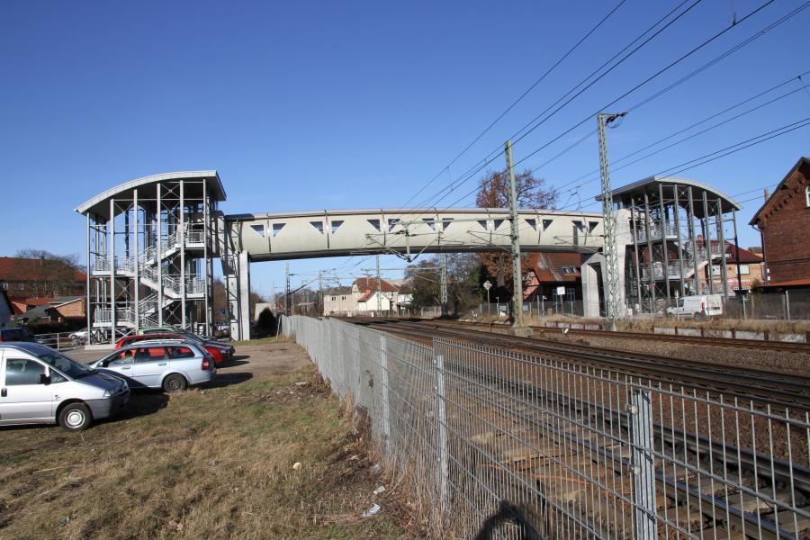 Radwegbrücke mit Aufzügen über die Anlagen der DB AG im Zuge der Neustädter