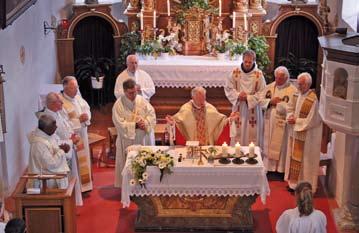 Dem feierlichen Einzug der acht Priester und des Diakons mit der Ministrantenschar folgte in der vollbesetzten St. Nikolauskirche die Begrüßung durch den Jubilar Vikar Stefan Bodner.