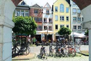 Von der Königsallee, liebevoll Kö genannt, ist es nicht weit zur historischen Altstadt mit ihren 260 Bars und Restaurants.