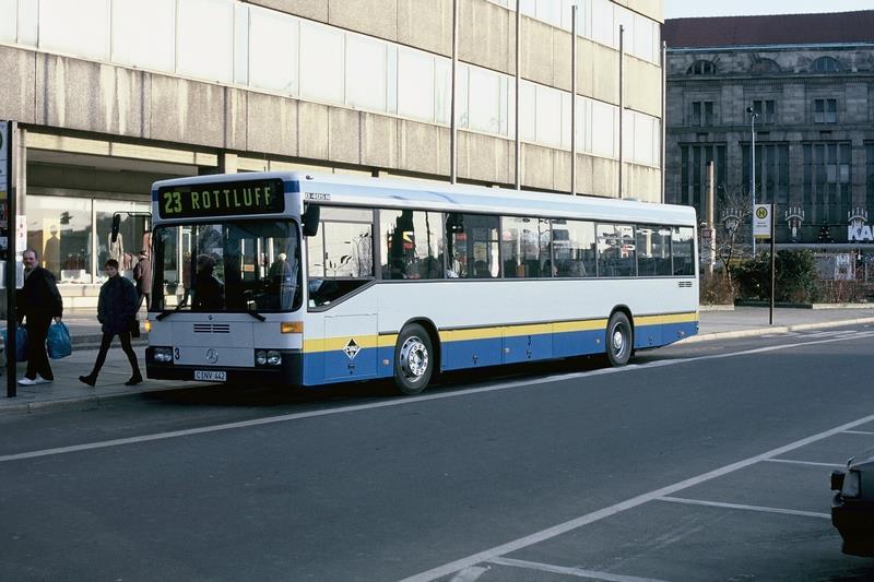 Lieferserie (Wagen 3-5 und 7-13) zu. weiter auf Seite 5 Der O 405 N mit der Nummer 3 hat am 25.12.1992 die Zentralhaltestelle erreicht.