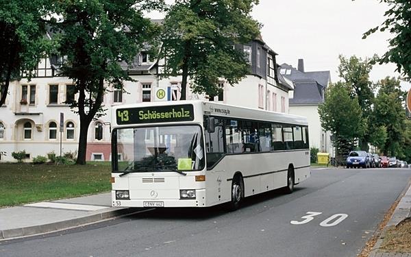 Über fünf Jahre verkehrte Wagen 53 in ungewohnter einfarbiger weißer Grundlackierung. In dieser Ausführung wurde der Bus am 19.09.2008 am Rabenstein-Center (oben) und am 16.04.