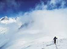 Walser Guides Skitouren-Grundkurs Mit Tourenskiern über eine unberührte Schneedecke wandern, einsame, verschneite Täler erkunden und nach dem Gipfelerfolg eine einmalige Abfahrt genießen: Das sind