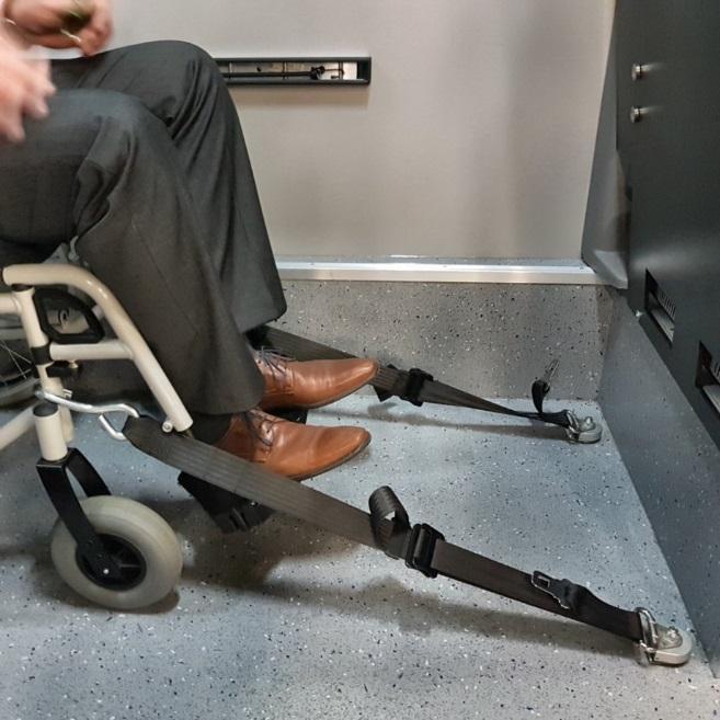 5: Sicherung des Rollstuhls vorn Abb.