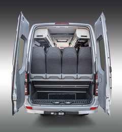Kopf- und Fußraum Teppichboden im Mittelgang Lackierung uni weiß, original Mercedes Benz Beifahrersitz 20 l Kühlschrank unter