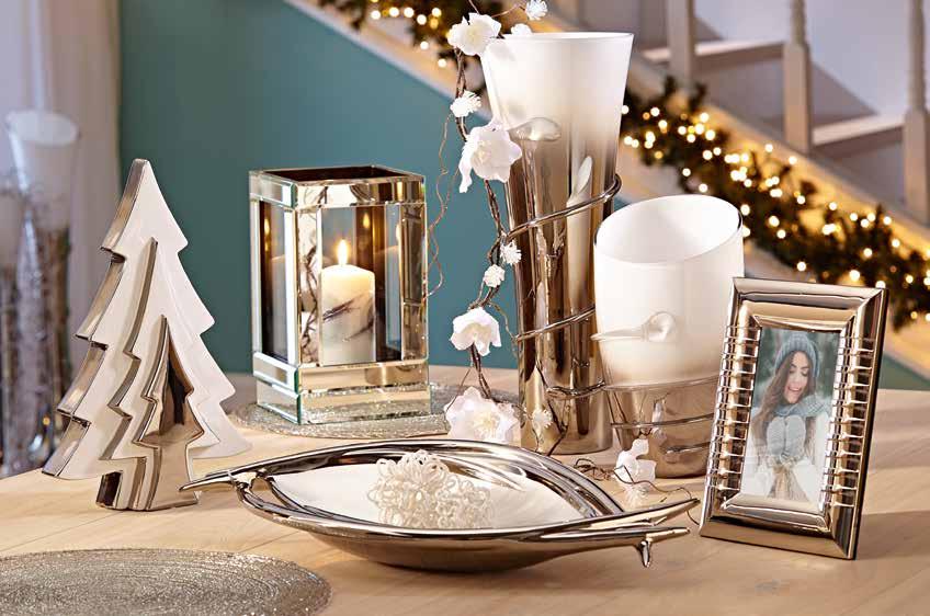 Moderne Schmuckstücke Weihnachtliche Dekorationen in edlen Silbertönen lassen