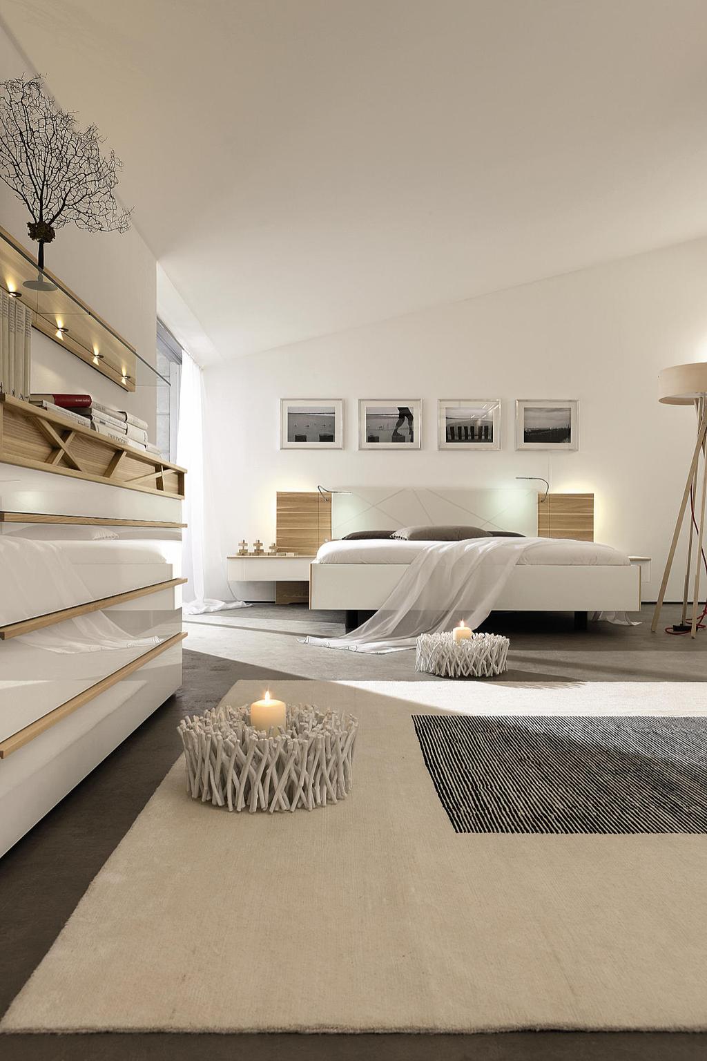 Double. This console provides double storage using two drawers. Despite the generous dimensions, it creates a light visual impact, just as the entire bed. Mit Paravent-Paneel.