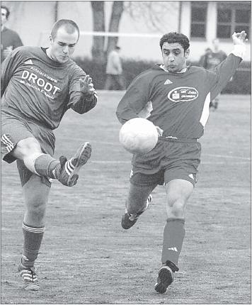 Hoch das Bein: Der Spieler des SV Pfaffendorf (links) ist einen Schritt schneller am Ball als Mittelfeldspieler Hatem Farik vom VfB Polch.