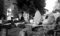 Unser alter Friedhof Seitdem unsere Kirche um 1220 von unseren Vorfahren als schlichter Feldsteinbau gegründet wurde, besteht der Kirchhof direkt um die Kirche herum als geweihte Begräbnisstätte.