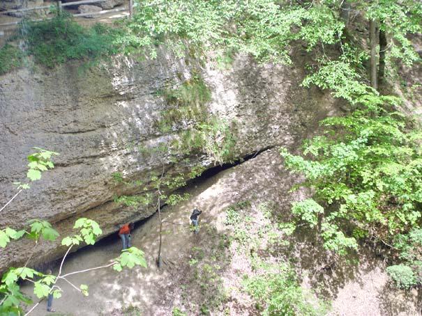 Tiefe, wo er auf einem 20 m tiefer liegenden Plateau aufprallt Als wir uns wieder von diesem mystischen Ort