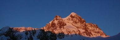 Coaz 2610 m Die Hütte liegt auf 2 610 m.ü.m. und ist im Engadin, umgeben von den mächtigen Bergen der Bernina-Gruppe.