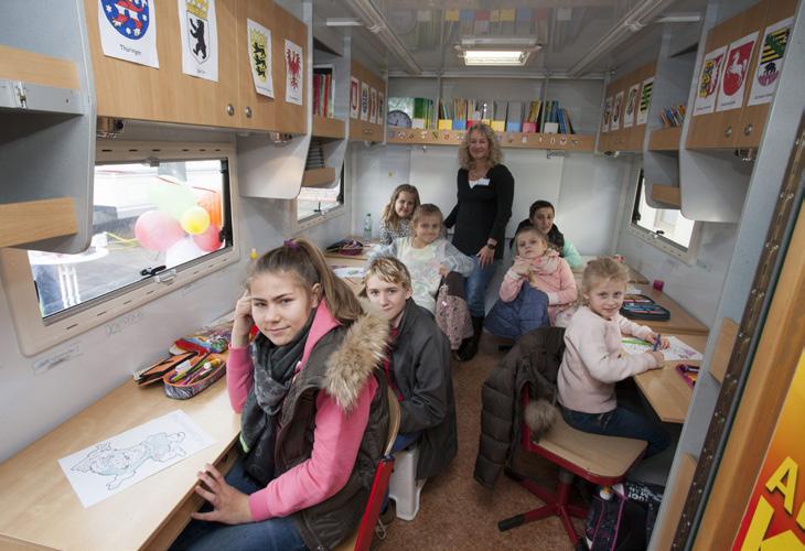 Mit dem Einsatz des Schulmobils ergänzt die Bezirksregierung Arnsberg das bewährte Bildungs- und Beratungsangebot mit dem Ziel, die Beschulung der reisenden Kinder und Jugendlichen weiter zu
