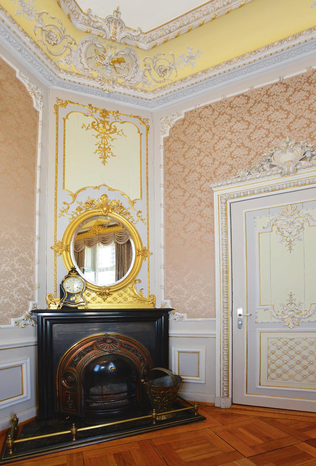 Oberer Graben Die Villa ist mit Komfort und Luxus ausgestattet. Dieser prachtvolle Ofen gehört ebenfalls zum bestehenden Interieur wie auch die luxuriösen Türen, Tapeten und Stuckaturen.