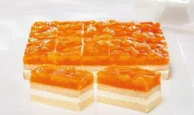 Mandarinen-Sahne-Schnitte Artikel-Nummer: 66041 2900 g / Stück, in 20 Stücke vorgeschnitten, 9,5x5x4,5 cm Zwei Biskuitböden sind mit feiner Sahne mit Vanillegeschmack gefüllt.