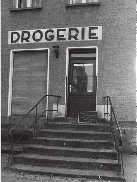 4/2018 ortsgeschichte 13 Dieses Foto befindet sich im Gemeindearchiv. Unklar ist, ob es sich dabei wirklich um die Drogerie in Eggersdorf handelt.