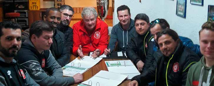 (U13), Vincenze La Cognata (U8), Nils Wunderlich (U14). Auf dem Sportgelände des SSV Haigerseelbach (Kalteiche) sind gleich neun SFS Jugend-Übungsleiter in die Trainerausbildung gestartet.