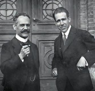 16 Kultur & Technik 3/2013 Arnold Sommerfeld (mit Zigarre) und Niels Bohr im Jahr 1919 bei einem Treffen in Lund.