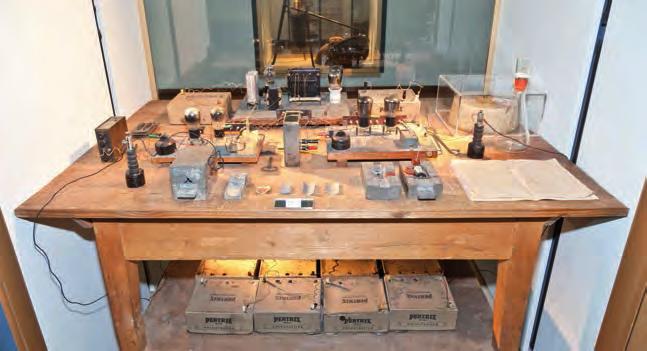 75 Jahre Kernspaltung Der»Otto-Hahn-Tisch«ist eines der bekanntesten Objekte des Deutschen Museums.