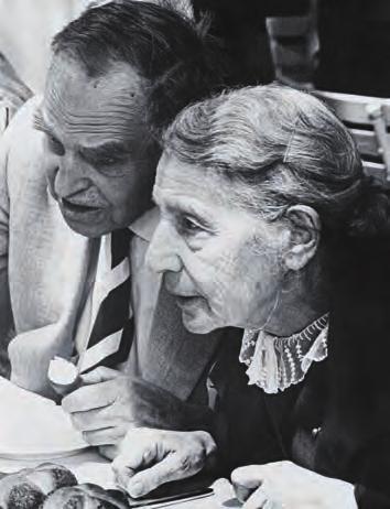 Otto Hahn und Lise Meitner (hier in den 1960er Jahren) blieben ein Leben lang in freundschaftlichem Kontakt, wobei keiner von beiden je das offene Wort scheute. einem Tisch stand.