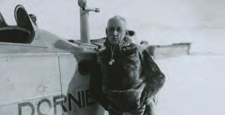 Der Polarforscher Roald Amundsen vor dem Flugboot»Wal«, mit dem er den Nordpol erreichen wollte.