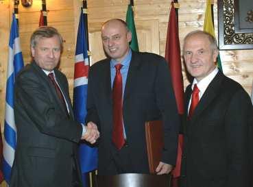 Die politische Führung des Kosovo im Gespräch mit der NATO (v. l. n. r.