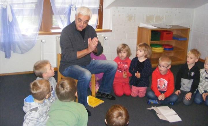Heute kommt er in die Sternchengruppe, alle Kinder versammeln sich im Kuschelraum. Pastor Starke setzt sich mit seiner Kinderbibel dazu.