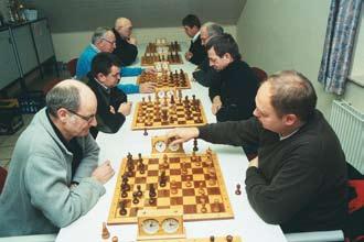 Markus Niggemeier gegründete und geleitete Schach- AG an der Almeschule in Wewer. Nach mehr als 30 Schüler-/innen im 1.
