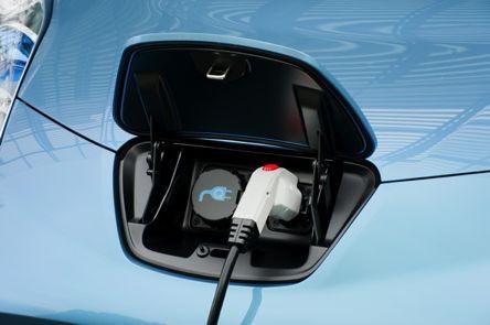 Elektromobilität - Das Smart Grid Vehicle Nissan LEAF Personen:! 5 Geschwindigkeit:!