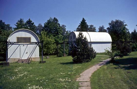 Das große Beamten-Wohnhaus liegt inmitten des idyllischen Teleskopparks.