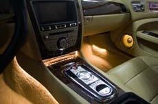 Ein spezielles Beleuchtungssystem verschafft dem Innenraum des Fahrzeuges einen ganz exklusiven und eigenständigen Look.