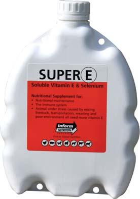 Flüssigkeiten Super E Die Rezeptur von Super E unterstützt: Handhabung von Weißmuskelkrankheit Ernährungserhaltung Analytische Bestandteile Wasser 72,8%, Rohprotein 1%, Rohasche 1%, Rohöl 0,1%,