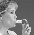 Halten Sie Ihren Symbicort Turbohaler Inhalator von Ihrem Mund weg. Atmen Sie sanft aus (so weit wie es für Sie angenehm ist). Atmen Sie nicht durch Ihren Symbicort Turbohaler Inhalator aus. 5.