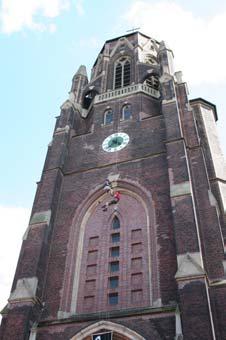 Die Abseilpiste führte von der Außengalerie in 35 Meter Höhe über die Turmuhr hinweg direkt vor das Hauptportal der Kirche.