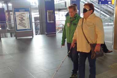 Ausgerüstet mit einem Taststock und einer Dunkelbrille konnten sich Reisende auf dem Berliner Hauptbahnhof von der Wichtigkeit der Leitlinien selbst überzeugen Bild: Woche des Sehens In vielen