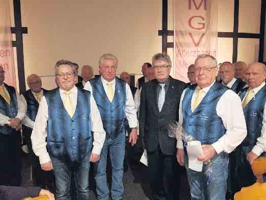 Jahresabschluss 2017 MGV Alferzhagen-Merkausen Der Vorsitzende Friedhelm Schmeis konnte zu unserem Abschlussfest 62 Personen herzlich und freudig begrüßen, neben den Sängern mit ihren Frauen, auch 11
