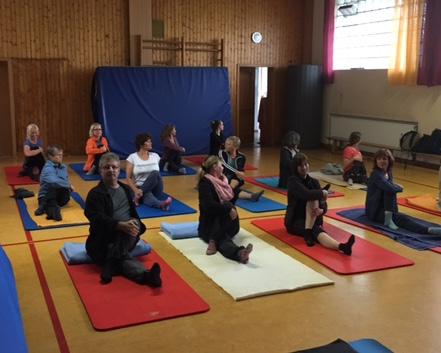 Eine Gruppe sehr verschiedener Menschen hatte sich im TSV Rietenau im März zum Yoga eingefunden, viele mit dem Wunsch etwas für sich zu tun und für viele war Yoga ein ganz neues Gebiet.