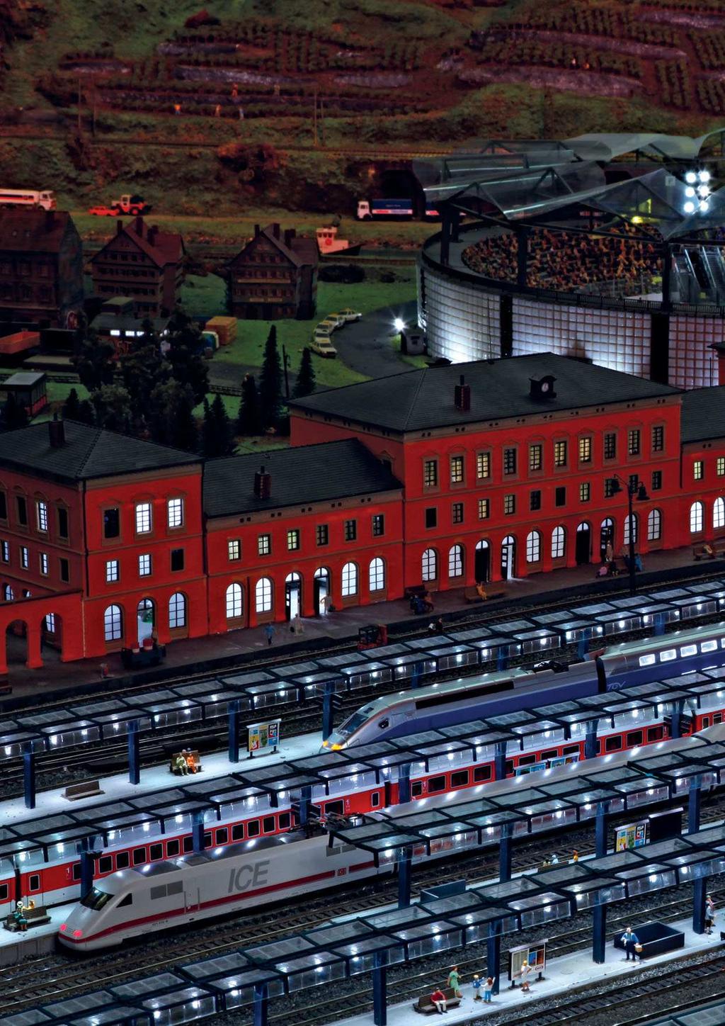 Großstadtbahnhof Viel Betrieb und große Hektik am Hauptbahnhof im abendllichen