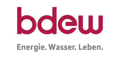 FUNKTIONIERENDES KLIMA- REGIME TREIBT INVESTITIONEN Die kontinuierliche Kostendegression und überlegene Wettbewerbsfähigkeit der Erneuerbaren Energien haben es den Staaten erleichtert, ohne Angst vor