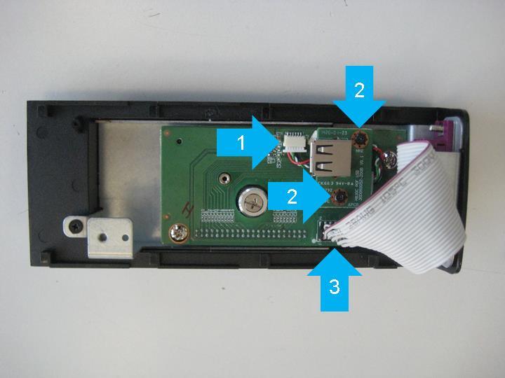 Lösen Sie die zwei Schrauben (2) und entfernen Sie die Leiterplatte des USB-Ports von der Hauptplatine. 8.