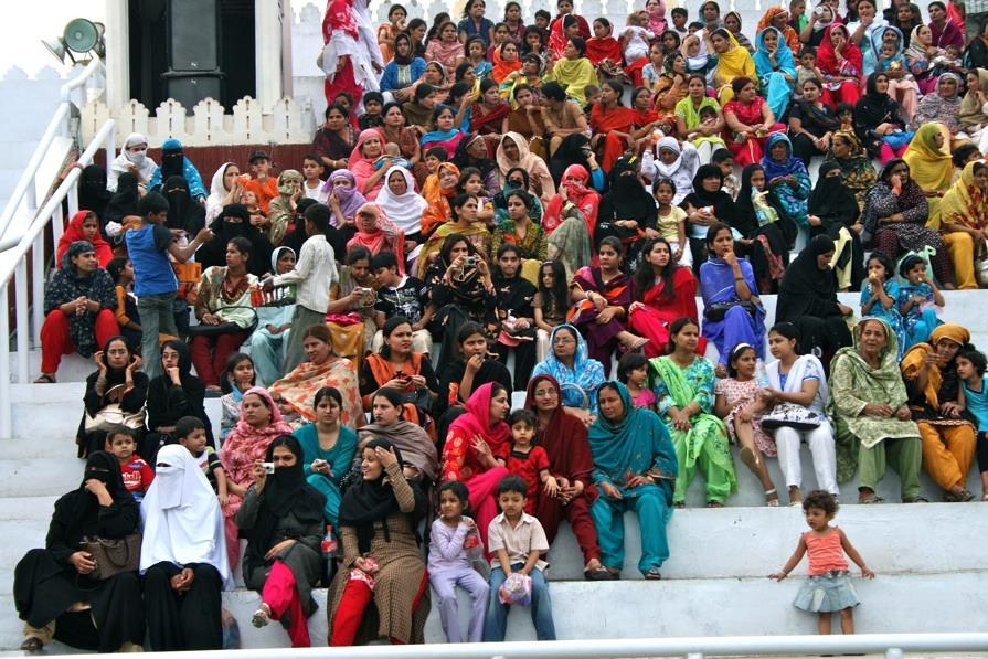Bei der pakistanischen Grenzzeremonie sitzen Frauen und Männer getrennt. Bis auf die VIPs, zu denen gehören die Touris.
