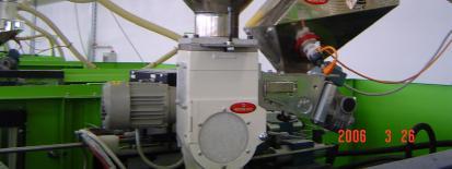 Stroj za brizganje termoplastov omogoča segrevanje materiala (granulata) na določeno temperaturo ter istočasno brizganje mase v orodje, ki je na stroju.