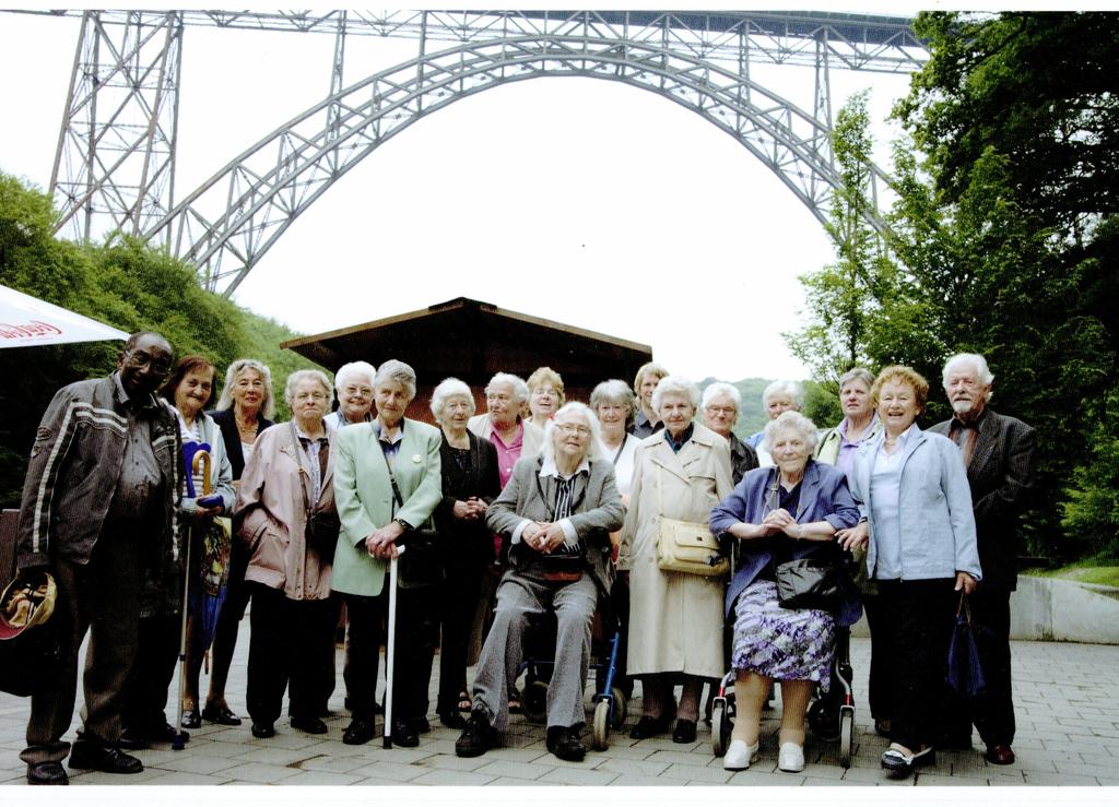 Seite 9 Gruppen und Kreise Seniorentreffen Einmal in der Woche, jeden Mittwoch von 15:00 bis 16:30 Uhr treffen sich im Gemeindehaus Am Pütt ca.