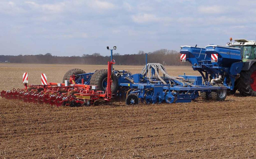 Master 5,40 m / 6,00 m Zinkenanzahl 8 / 12 / 20 Reihenabstand 75 cm / 45 cm / 30 cm Strip Till Technik für Profis Zugkraftbedarf 8070 kg 250 PS Der Master ist eine Maschine zur gezielten Lockerung